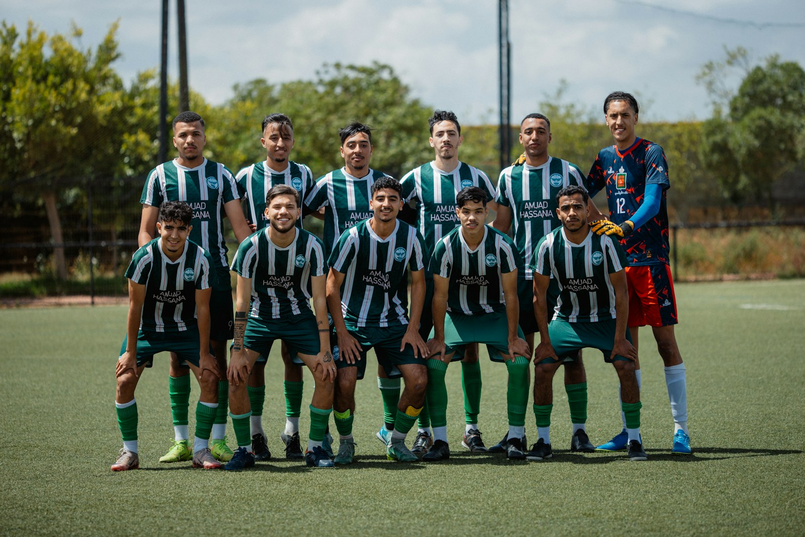 Equipe reunida em campo usando uniformes coordenados